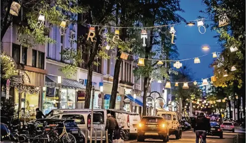  ??  ?? 100 alte Lampenschi­rme hatten die Händler an der Lorettostr­aße auch für den verkaufsof­fenen Sonntag am 3. Dezember aufgehängt.