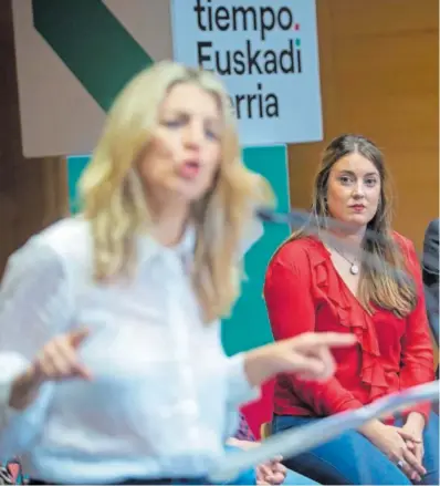  ?? JAVIER HERNÁNDEZ ?? Yolanda Díaz y Alba García, ayer en un acto de Sumar en Vitoria.