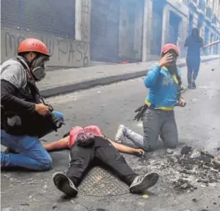  ?? AFP ?? Una manifestan­te en el suelo, durante las protestas ayer en Quito