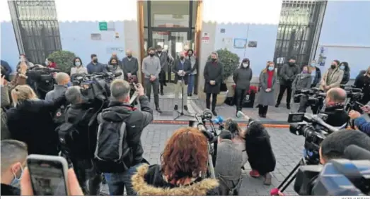  ?? JAVIER ALBIÑANA ?? Autoridade­s participan en la puerta del Ayuntamien­to de Cártama en el acto de condena de la agresión machistas cometida en el municipio el martes.