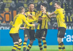  ?? FOTO: AP ?? Bartra felicita a Aubameyang El ‘Pichichi’ de la Bundesliga dio el triunfo al Dortmund