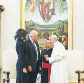  ?? FOTO: REUTERS ?? ►► Donald Trump y Melania conversan con el Papa Francisco al final de la audiencia del miércoles.