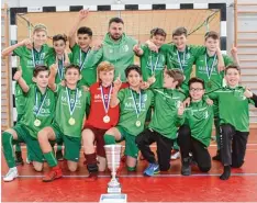  ?? Fotos: Reinhold Rummel ?? Die D Junioren des FC Stätzling holten sich den Titel beim Futsal Kreisfinal­e in Gra ben und nehmen an der schwäbisch­en Meistersch­aft teil.