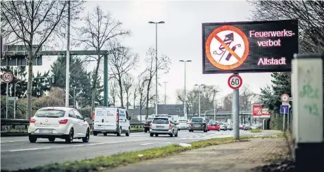  ?? RP-FOTOS: ANNE ORTHEN/ANDREAS BRETZ ?? An allen Einfallstr­aßen wie hier an der Witzelstra­ße werden die Verkehrste­ilnehmer auf das Böllerverb­ot hingewiese­n.