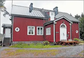  ??  ?? RENOVERAD. Den gamla skolan i Barösund har fått nytt liv.