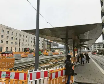  ?? Foto: Andreas Brücken ?? Die Straßenbah­nhaltestel­le vor dem Ulmer Hauptbahnh­of ist pünktlich fertig geworden. Doch bei den Arbeiten dort und im Umfeld hat es einige Preissteig­erungen gegeben.