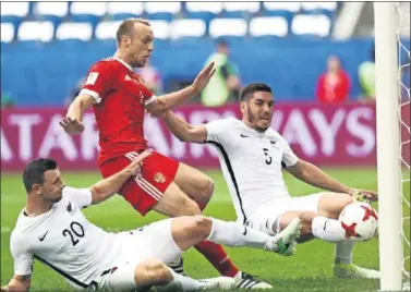  ??  ?? DEBUT. Glushakov disputa el balón con dos centrales de Nueva Zelanda en la jugada del primer gol ruso.