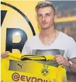  ?? FOTO: DPA ?? Seht her, mein neues Trikot: Maximilian Philipp mit BVB-Dress.