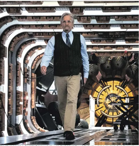  ??  ?? Michael Douglas ist auch in der Superhelde­n-Fortsetzun­g „Ant-Man and the Wasp“wieder als Wissenscha­ftler Hank Pym mit dabei und sucht seine Frau im Quantenrei­ch