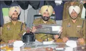  ??  ?? SSP Mandeep Singh Sidhu showing weapons recovered from the accused in Patiala on Thursday. HT PHOTO