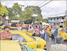  ??  ?? Los trabajador­es bloquearon el microcentr­o de la ciudad.