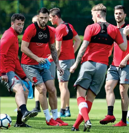  ?? GETTY IMAGES ?? Ready for action: Charlie Austin (second left) and the Saints train for tonight’s showdown