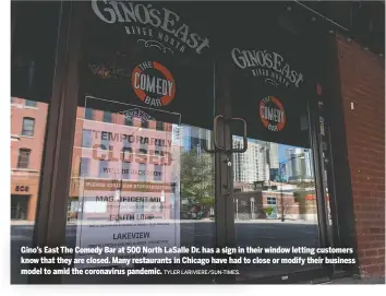  ?? TYLER LARIVIERE/SUN-TIMES. ?? Gino’s East The Comedy Bar at 500 North LaSalle Dr. has a sign in their window letting customers know that they are closed. Many restaurant­s in Chicago have had to close or modify their business model to amid the coronaviru­s pandemic.