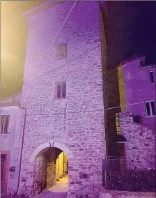  ??  ?? Un castello dipinto di rosa Dallo scorso fine settimana la torre ha il colore simbolo della storica corsa ciclistica e nei prossimi giorni verrà presentato un libro sulla storia di Pieve di Compresset­o