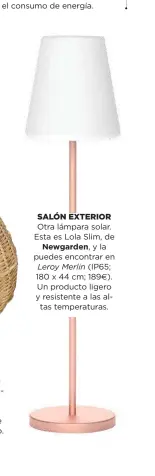  ??  ?? SALÓN EXTERIOR
Otra lámpara solar. Esta es Lola Slim, de
Newgarden, y la puedes encontrar en
Leroy Merlin (IP65; 180 x 44 cm; 189€). Un producto ligero y resistente a las altas temperatur­as.