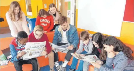  ??  ?? Manch ein Schüler hat bei der Erledigung von Aufgaben auch schon aus der „Schwäbisch­en Zeitung“abgespickt.
