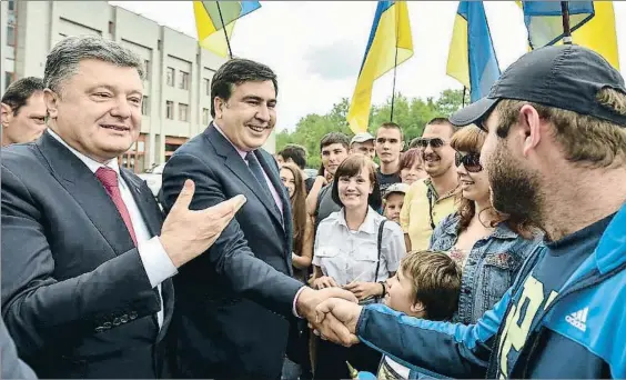  ?? MYKOLA LAZARENKO / AP ?? Aquí, el gobernador. El presidente Petró Poroshenko
presentaba en sociedad a Saakashvil­i como gobernador de Odessa en mayo del 2015