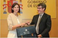  ??  ?? La ministra de Industria, Reyes Maroto, recibe la cartera de su antecesor Álvaro Nadal.