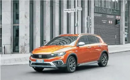  ?? Fotos: Fiat ?? Cuatro carrocería­s, con la novedosa Tipo Cross de la fotografía como estrella, tres motores y un completo equipamien­to, a la venta desde 17.500 euros, y menos de 12.000 euros con los descuentos.