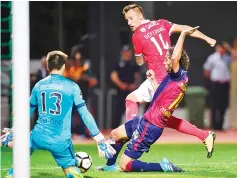  ?? — AFP photo ?? Benfica’s Swiss forward Haris Seferovic (C) kicks the ball to score a goal during the Portuguese league football match between GD Chaves and SL Benfica at the Municipal Eng. Manuel Branco Teixeira stadium in Chaves on August 14, 2017.