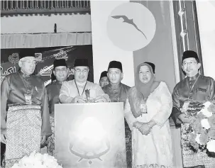  ?? — Gambar Bernama ?? BERTINDAK TEGAS: Ahmad Bashah (tiga kiri) memasukan keris pada Perasmian Persidanga­n Perwakilan UMNO Bahagian Padang Terap di Kolej MARA Kuala Nerang, semalam.