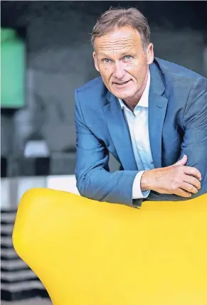  ?? FOTO: ANDREAS KREBS ?? Das Sitzmöbel passt schon mal zum Verein. Hans-Joachim Watzke, der Geschäftsf­ührer von Borussia Dortmund, in der Redaktion der Rheinische­n Post in Düsseldorf.