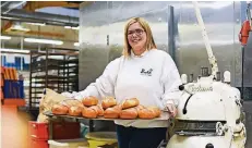  ?? RP-FOTO: JANA BAUCH ?? Die Bäckerei Puppe in Oberkassel hat wie jeden Sonntag auch am Heiligaben­d geöffnet. Mitarbeite­rin Jaqueline Spicker wird dann mit anpacken.