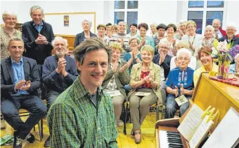  ?? FOTO: RALF PFRÜNDER ?? David Stützel (vorne) freut sich über die Glückwünsc­he zum Jubiläum. Die Sänger, aber auch Jens Kistenfege­r, Leiter der VHS, gratuliere­n zum 150. Einsatz.