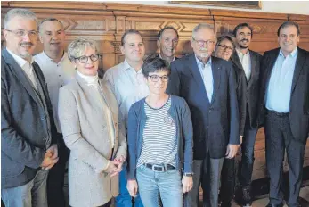  ?? FOTO: WALTER SCHMID ?? Im zehnten Jahr der Isnyer Tafel zu Gast bei Bürgermeis­ter Rainer Magenreute­r im Rathaus: die Vertreter der Caritas Bodensee-Oberschwab­en und des DRK Kreisverba­ndes sowie des Rotary Club Isny im Allgäu.