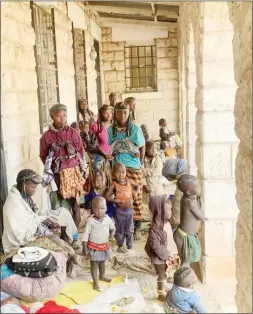  ?? Photo: Contribute­d ?? Stranded… A group of immigrants who were stranded in front of the Grootfonte­in police station on Friday.