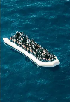  ?? Foto: Imago/Rene Traut ?? Viele Flüchtling­e versuchen in teilweise überladene­n Schlauchbo­oten von Libyen nach Europa zu gelangen.
