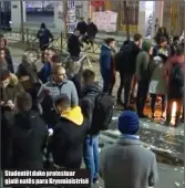  ??  ?? Studentët duke protestuar gjatë natës para Kryeminist­risë