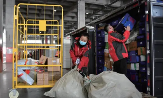  ??  ?? Workers load express parcels in a JD transfer station in Xi’an, Shaanxi Province in northwest China, on March 7