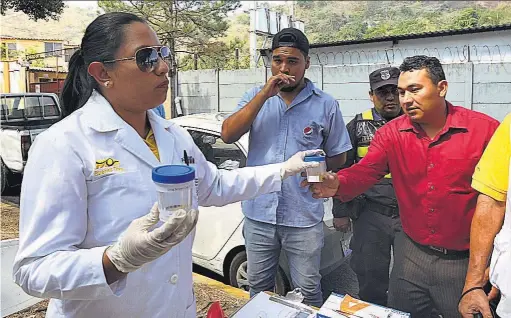  ??  ?? Más conductore­s ebrios. Algunos de los detenidos sobrepasan los 500 grados de alcohol en la sangre. Tanto la Policía como Protección Civil insistiero­n en que se acaten las indicacion­es y se eviten los percances de tránsito en la vacación.