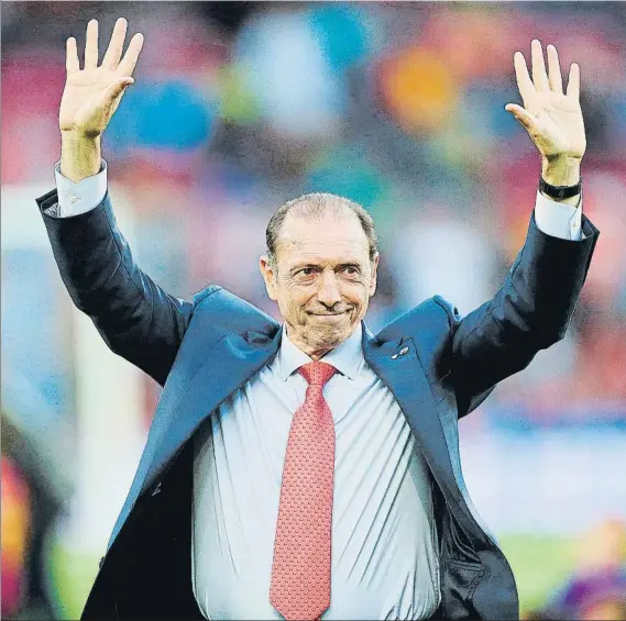  ?? FOTO: EFE ?? Enrique Castro, Quini, saludando al Camp Nou en 2016 cuando el club y las gradas le rindieron un sentido homenaje coincidien­do con uno de los encuentros contra el Sporting de Gijón