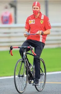  ?? FOTO: IMAGO IMAGES ?? Noch ist Sebastian Vettel ein halber Italiener. Hier studiert er den Kurs in Istanbul – auf einem italienisc­hen Rennrad.