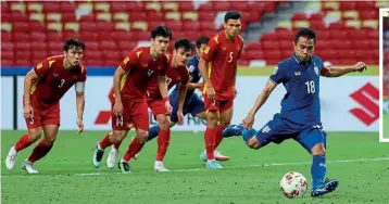  ?? ?? Semi-finals…Vietnam watch on as Thailand’s Chanathip Songkrasin takes a penalty