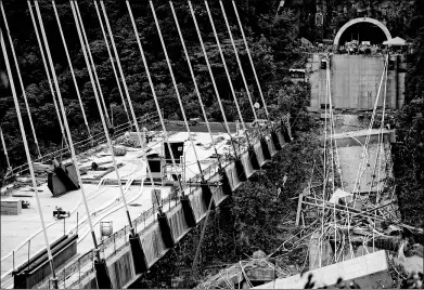  ?? RAUL ARBOLEDA/ AGENCE FRANCE-PRESSE ?? General view of a bridge that collapsed on Monday in Guayabetal on the road that connects Bogota with Villavicen­cio. When the structure suddenly collapsed, there were about 35 or 40 workers at the site. Ten workers were killed and eight injured,...