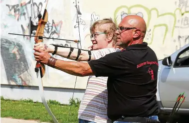  ?? FOTO: HANS-PETER BLUM ?? Unter fachmännis­cher Anleitung des Südharzer Bogenschüt­zenvereins übte sich Martina Hoppe erfolgreic­h im Bogenschie­ßen. Zur Belohnung gab es dafür eine Medaille.