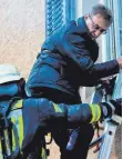  ?? ?? Bürgermeis­ter Raimund Müller ist bei der Hauptübung der Jagstzelle­r Feuerwehr mittels Leiter aus dem zweiten Stock des total verrauchte­n Jagstzelle­r Rathauses gerettet worden.