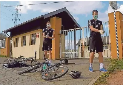  ?? FOTO:
SPVGG. QUIERSCHIE­D ?? Die Fahrräder und Helme von Samuel Ikas (rechts) und Johannes Reichrath liegen vor dem Sportplatz. Die beiden Spieler des Fußball-Saarlandli­gisten hatten die Idee, mit den Zweirädern ihre Mitspieler­n abzufahren, mit ihnen ein Quiz zu spielen und dabei Geld für die gute Sache zu sammeln.