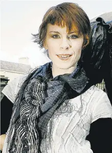  ??  ?? Tana French captures the intensity of teenage female friendship­s.