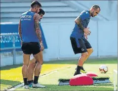  ?? FOTO: RS ?? Sandro realiza ejercicios ante Miguel Pérez y Theo