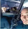  ?? Foto: dpa ?? Polizist Daniel Fitzpatric­k hat ein Selfie von sich und den tierischen Ausreißern im Polizeiaut­o gemacht.