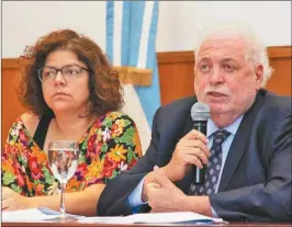  ??  ?? MINISTERIO DE SALUD. Ginés González García y su sucesora, Carla Vizzotti, quien lo reemplazó tras el ‘vacunatori­o Vip’.