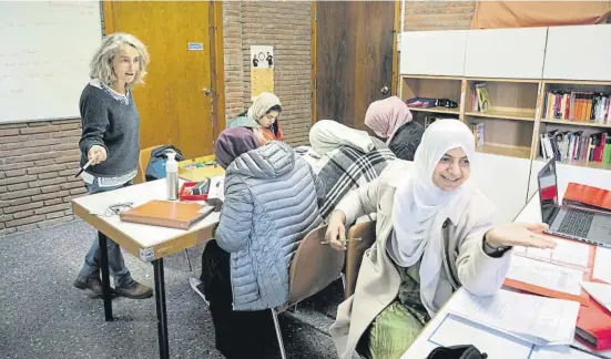  ?? Ana Jiménez ?? Una de les classes de castellà que s’imparteixe­n a dones estrangere­s a l’Ateneu Sant Roc