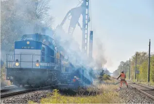  ?? Foto: Axel Pries ?? Mit Hochdruck und quasi unter Dampf werden dieser Tage auf der Strecke der Südbahn die Masten für die Elektrifiz­ierung gesetzt, so wie hier bei Rißtissen. Für Tausende Masten rammen Arbeiter Pfähle in den Boden.