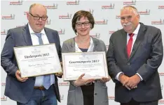  ?? Foto: Anja Muchan ?? Rainer und Sigrid Naumann (von links) wurden in Köln mit einem Gourmetpre­is aus gezeichnet.