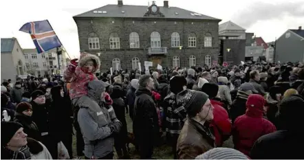  ?? Brynjar Gunnarson - 29.nov.2008/Associated Press ?? Protesto em frente ao Parlamento, em Reykjavík, em novembro de 2008, pede novas eleições após o colapso financeiro