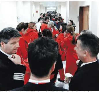  ??  ?? Die Betriebsve­rsammlung des AUA-Bordperson­als: 1200 Mitarbeite­r stimmten für Kampfmaßna­hmen